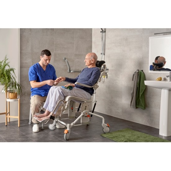 Etac Swift Mobil Tilt-2 with Pan Holder bathroom application 2